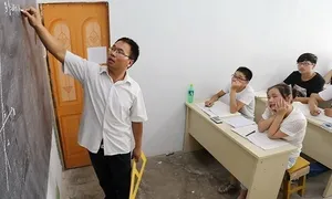Cấm dạy thêm khi giáo viên 'chạy sô' kiếm ngoài 120 triệu