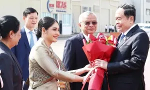 Chủ tịch Quốc hội đến Vientiane, bắt đầu thăm Lào