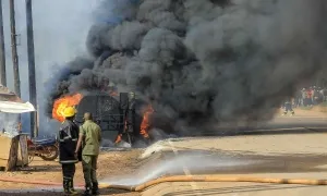 Xe bồn phát nổ cạnh cao tốc, 11 người hôi xăng thiệt mạng